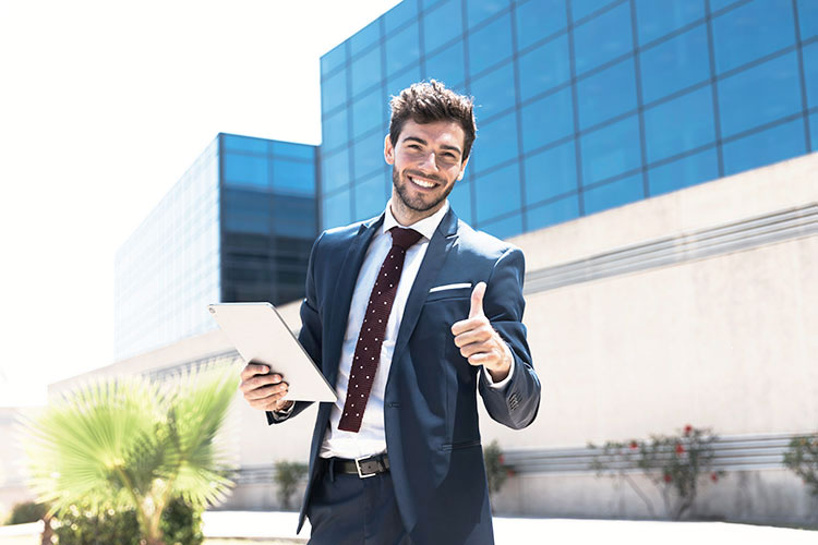Erfolgreich bewerben dank kompetenter Beratung und exklusivem Coaching - hier zufriedener junger Mann Erfolgreich bewerben dank kompetenter Beratung und exklusivem Coaching - hier zufriedener junger Mann
