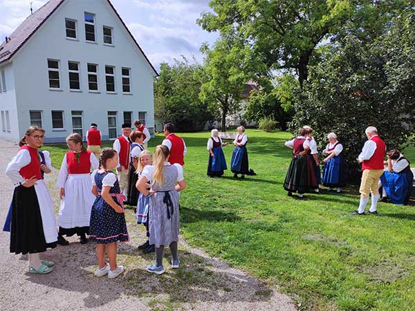 Heimat-Geschichts-und-Trachtenverein Kayh HGTV-Kayh Treffen im Pfarrgarten